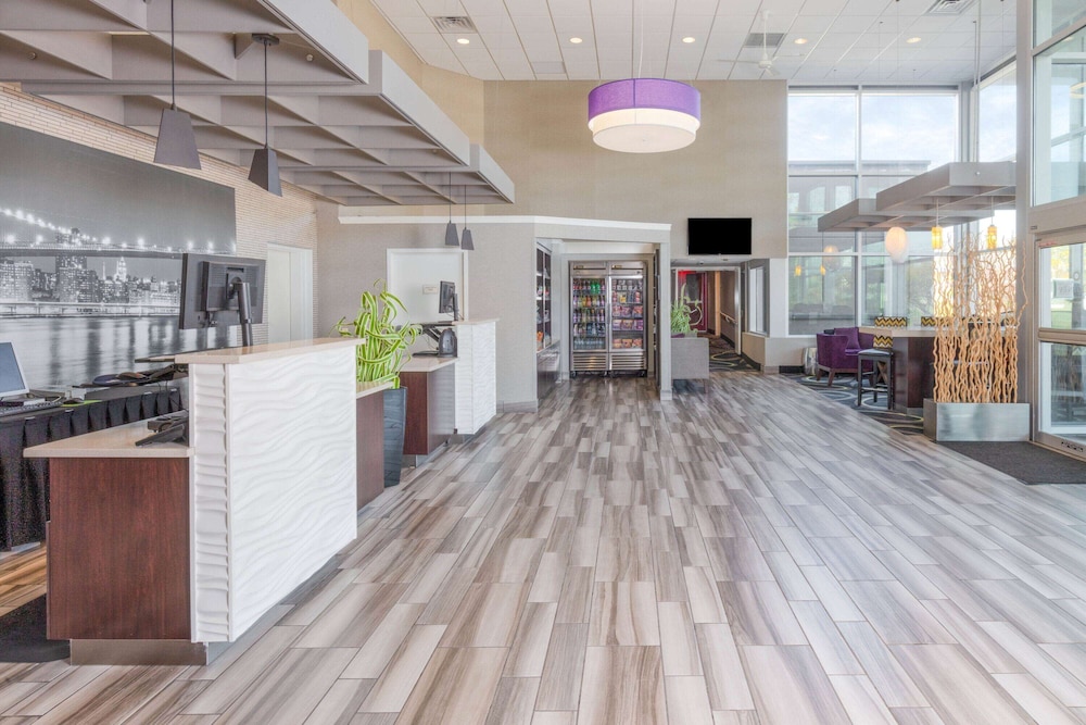 Imagen de los interiores del Hotel La Quinta Inn and Suites By Wyndham Clifton/rutherford. Foto 17