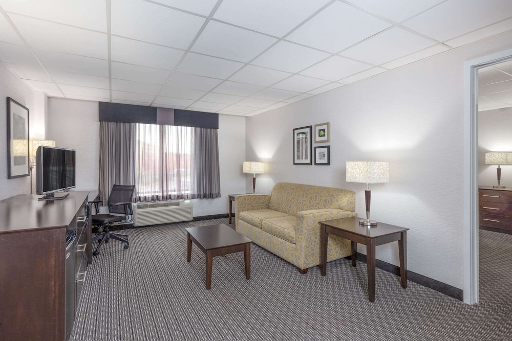 Imagen de la habitación del Hotel La Quinta Inn and Suites By Wyndham Clifton/rutherford. Foto 12