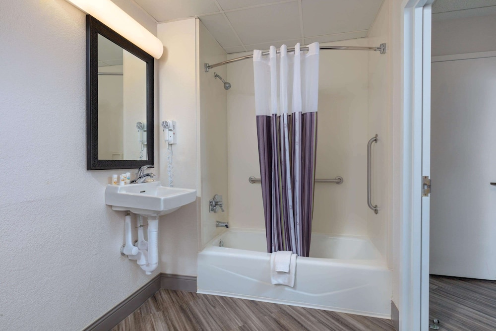 Imagen de la habitación del Hotel La Quinta Inn and Suites By Wyndham Clifton/rutherford. Foto 14