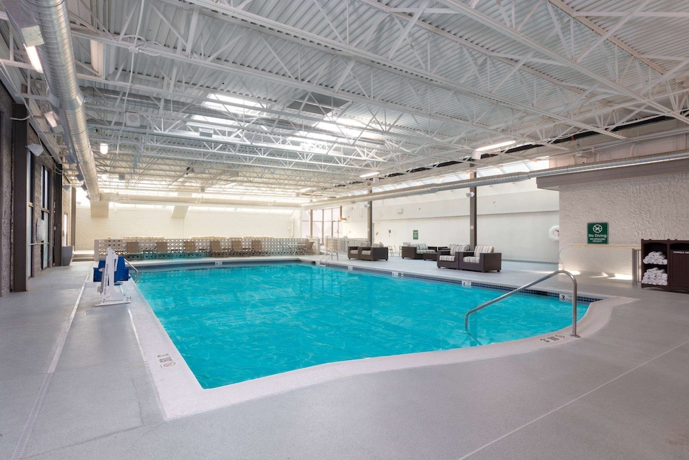 Imagen de la piscina del Hotel La Quinta Inn and Suites By Wyndham Clifton/rutherford. Foto 19