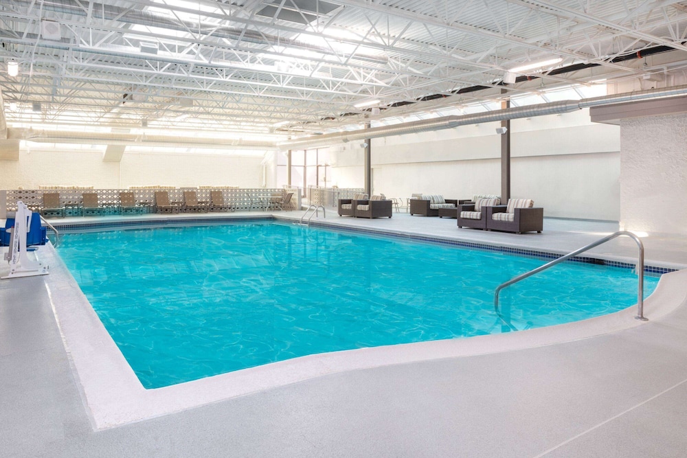 Imagen de la piscina del Hotel La Quinta Inn and Suites By Wyndham Clifton/rutherford. Foto 20