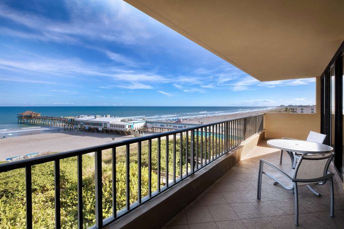 Imagen de la habitación del Hotel La Quinta Inn and Suites By Wyndham Cocoa Beach Oceanfront. Foto 9