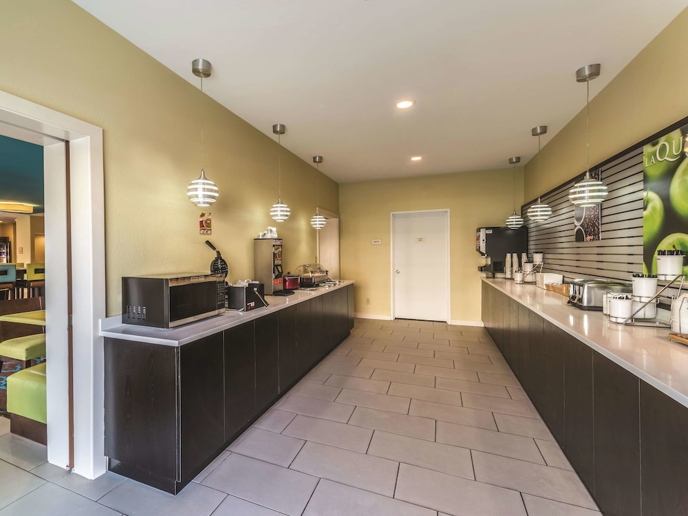 Imagen del bar/restaurante del Hotel La Quinta Inn and Suites By Wyndham Collinsville - St. Louis. Foto 2