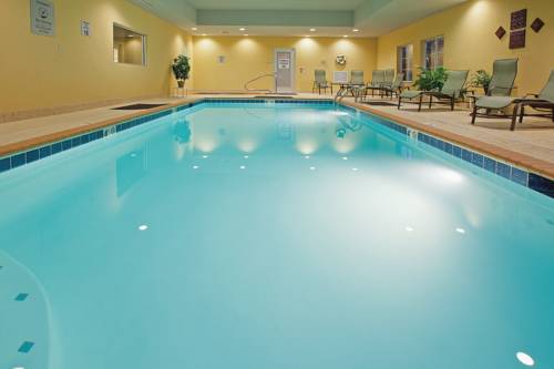 Imagen de la piscina del Hotel La Quinta Inn and Suites By Wyndham Columbus - Edinburgh. Foto 8