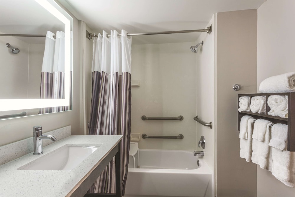 Imagen de la habitación del Hotel La Quinta Inn and Suites By Wyndham Columbus North. Foto 11
