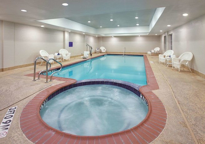 Imagen de la piscina del Hotel La Quinta Inn and Suites By Wyndham Corsicana. Foto 15