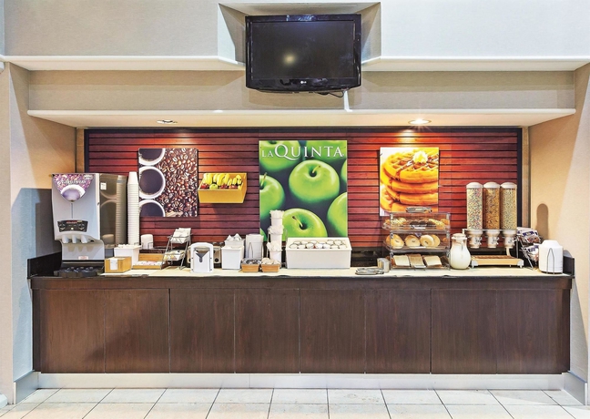 Imagen del bar/restaurante del Hotel La Quinta Inn and Suites By Wyndham Dallas - Addison Galleria. Foto 3
