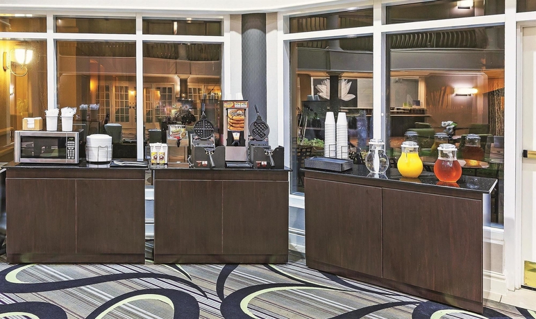 Imagen del bar/restaurante del Hotel La Quinta Inn and Suites By Wyndham Dallas - Addison Galleria. Foto 4