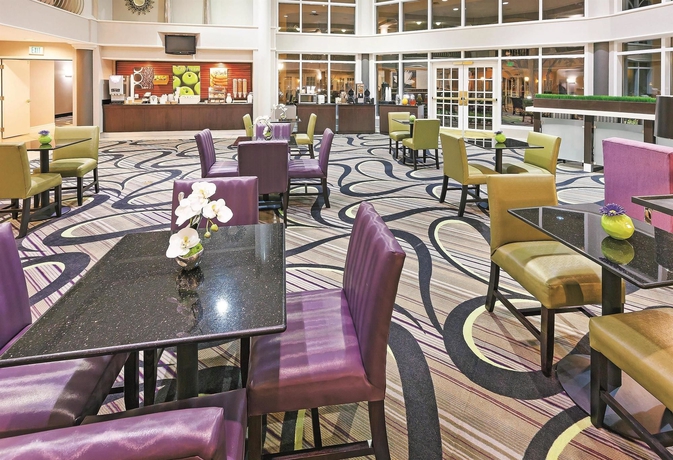 Imagen del bar/restaurante del Hotel La Quinta Inn and Suites By Wyndham Dallas - Addison Galleria. Foto 5