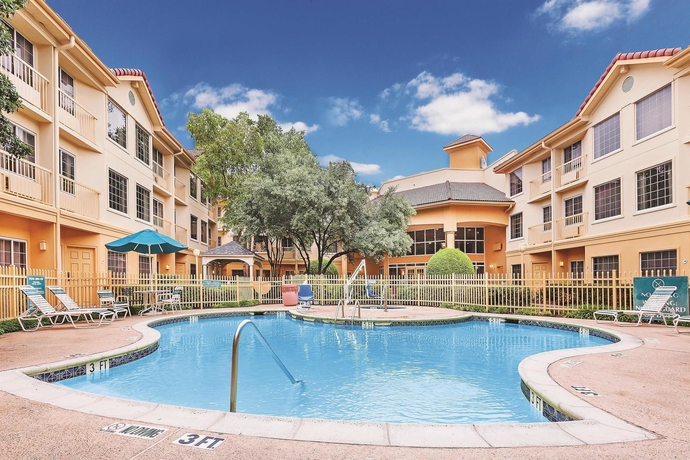 Imagen de la piscina del Hotel La Quinta Inn and Suites By Wyndham Dallas - Addison Galleria. Foto 15