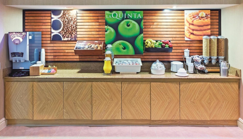 Imagen del bar/restaurante del Hotel La Quinta Inn and Suites By Wyndham Dallas Dfw Airport North. Foto 5
