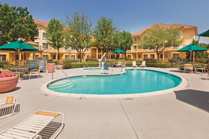 Imagen de la piscina del Hotel La Quinta Inn and Suites By Wyndham Dallas Dfw Airport North. Foto 16