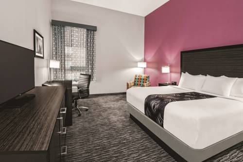 Imagen de la habitación del Hotel La Quinta Inn and Suites By Wyndham Dallas Grand Prairie North. Foto 2