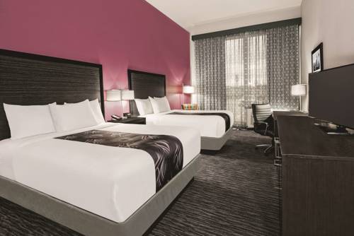 Imagen de la habitación del Hotel La Quinta Inn and Suites By Wyndham Dallas Grand Prairie North. Foto 3