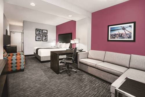 Imagen de la habitación del Hotel La Quinta Inn and Suites By Wyndham Dallas Grand Prairie North. Foto 4