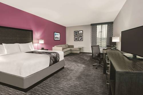 Imagen de la habitación del Hotel La Quinta Inn and Suites By Wyndham Dallas Grand Prairie North. Foto 7