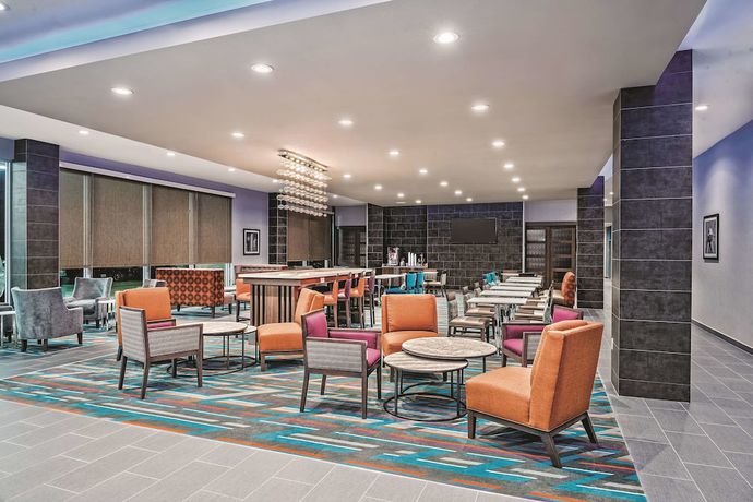 Imagen de los interiores del Hotel La Quinta Inn and Suites By Wyndham Dallas Grand Prairie North. Foto 10