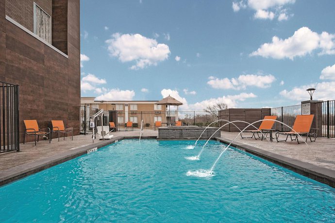 Imagen de la piscina del Hotel La Quinta Inn and Suites By Wyndham Dallas Grand Prairie North. Foto 12