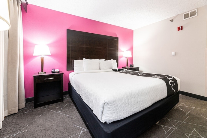 Imagen de la habitación del Hotel La Quinta Inn and Suites By Wyndham Dallas I-35 Walnut Hill Ln. Foto 2