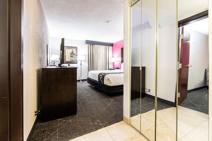 Imagen de la habitación del Hotel La Quinta Inn and Suites By Wyndham Dallas I-35 Walnut Hill Ln. Foto 3