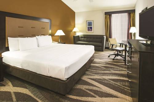 Imagen de la habitación del Hotel La Quinta Inn and Suites By Wyndham Dallas - Las Colinas. Foto 2