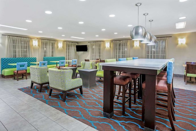 Imagen de los interiores del Hotel La Quinta Inn and Suites By Wyndham Dallas - Las Colinas. Foto 9