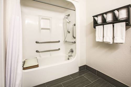 Imagen de la habitación del Hotel La Quinta Inn and Suites By Wyndham Dallas - Las Colinas. Foto 3