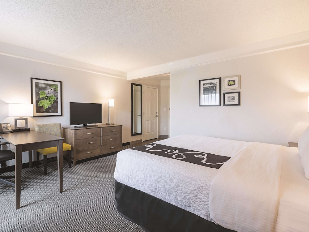 Imagen de la habitación del Hotel La Quinta Inn and Suites By Wyndham Dallas Plano West. Foto 2