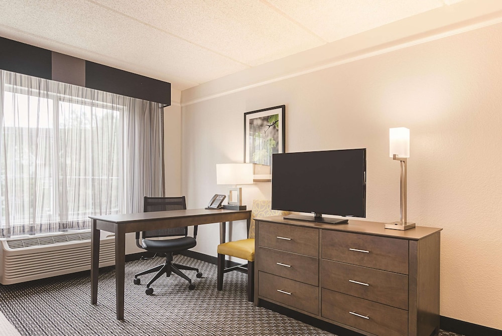Imagen de la habitación del Hotel La Quinta Inn and Suites By Wyndham Dallas Plano West. Foto 3