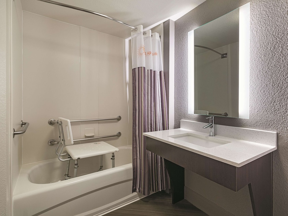 Imagen de la habitación del Hotel La Quinta Inn and Suites By Wyndham Dallas Plano West. Foto 4