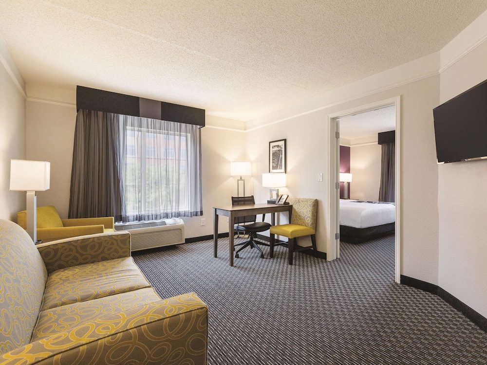Imagen de la habitación del Hotel La Quinta Inn and Suites By Wyndham Dallas Plano West. Foto 8