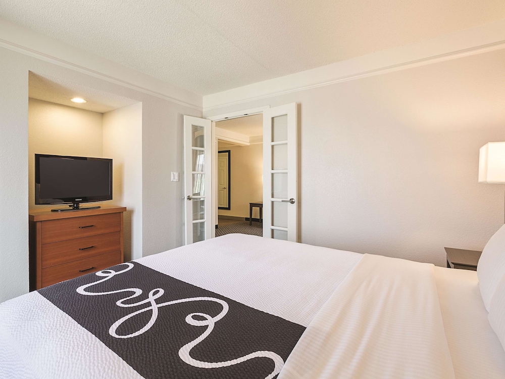 Imagen de la habitación del Hotel La Quinta Inn and Suites By Wyndham Dallas Plano West. Foto 9