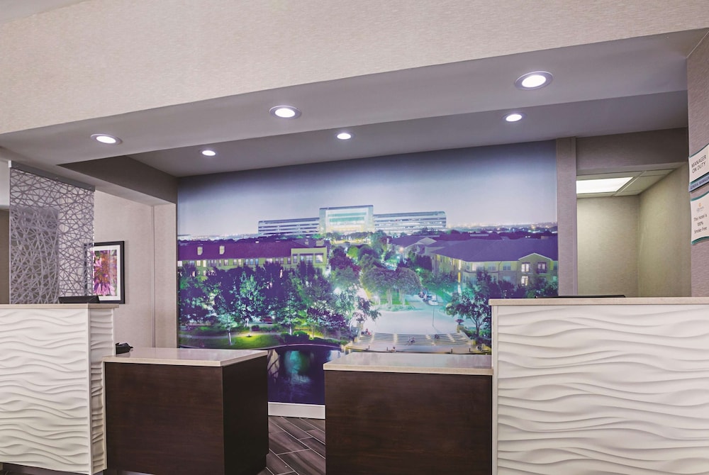 Imagen de los interiores del Hotel La Quinta Inn and Suites By Wyndham Dallas Plano West. Foto 19