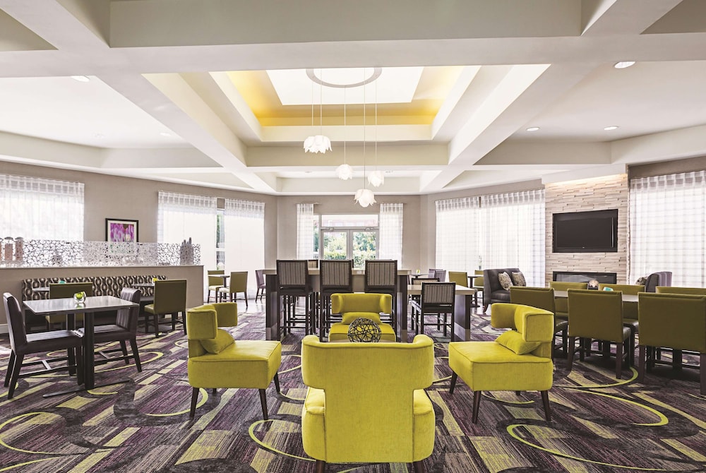 Imagen de los interiores del Hotel La Quinta Inn and Suites By Wyndham Dallas Plano West. Foto 20