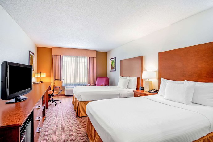 Imagen de la habitación del Hotel La Quinta Inn and Suites By Wyndham Danbury. Foto 2