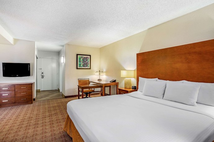 Imagen de la habitación del Hotel La Quinta Inn and Suites By Wyndham Danbury. Foto 7