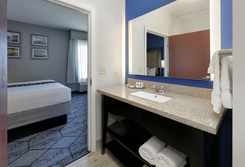 Imagen de la habitación del Hotel La Quinta Inn and Suites By Wyndham Denton - University Drive. Foto 15