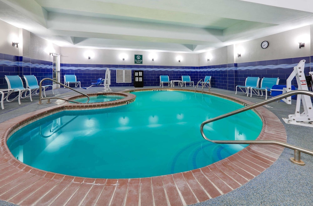 Imagen de la piscina del Hotel La Quinta Inn and Suites By Wyndham Denton - University Drive. Foto 20