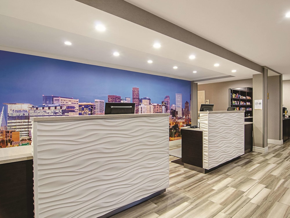 Imagen de los interiores del Hotel La Quinta Inn and Suites By Wyndham Denver Airport Dia. Foto 20