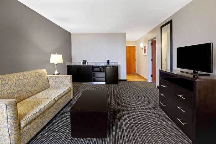 Imagen de la habitación del Hotel La Quinta Inn and Suites By Wyndham Detroit Metro Airport. Foto 10