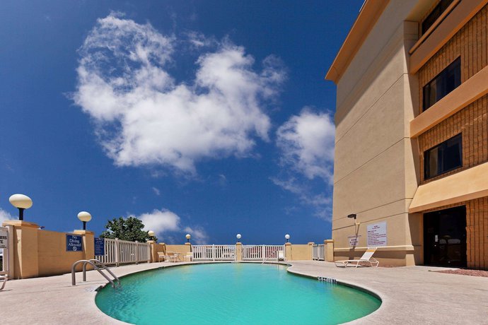 Imagen de la piscina del Hotel La Quinta Inn and Suites By Wyndham El Paso West Bartlett. Foto 16