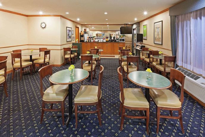 Imagen del bar/restaurante del Hotel La Quinta Inn and Suites By Wyndham El Paso West Bartlett. Foto 3