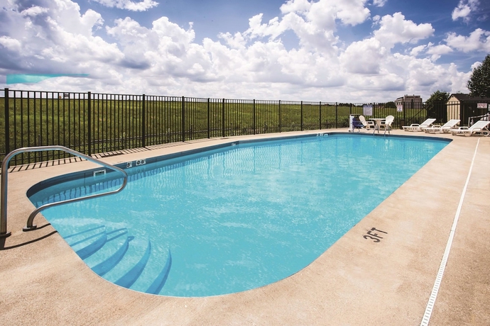 Imagen de la piscina del Hotel La Quinta Inn and Suites By Wyndham Evansville. Foto 19