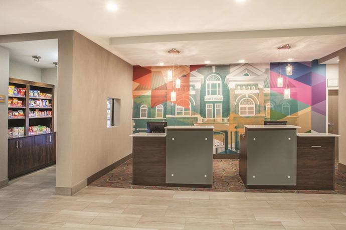 Imagen de los interiores del Hotel La Quinta Inn and Suites By Wyndham Forsyth. Foto 8