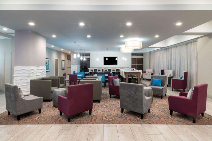 Imagen de los interiores del Hotel La Quinta Inn and Suites By Wyndham Forsyth. Foto 9