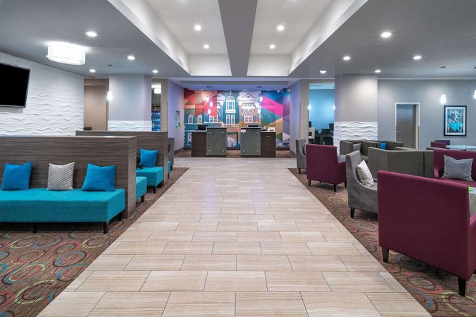 Imagen de los interiores del Hotel La Quinta Inn and Suites By Wyndham Forsyth. Foto 10