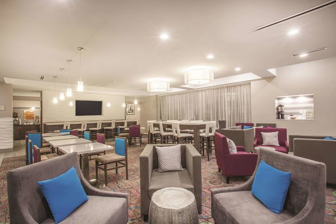 Imagen de los interiores del Hotel La Quinta Inn and Suites By Wyndham Forsyth. Foto 11