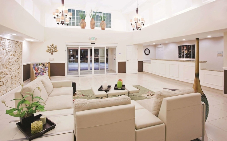 Imagen de los interiores del Hotel La Quinta Inn and Suites By Wyndham Fowler. Foto 16