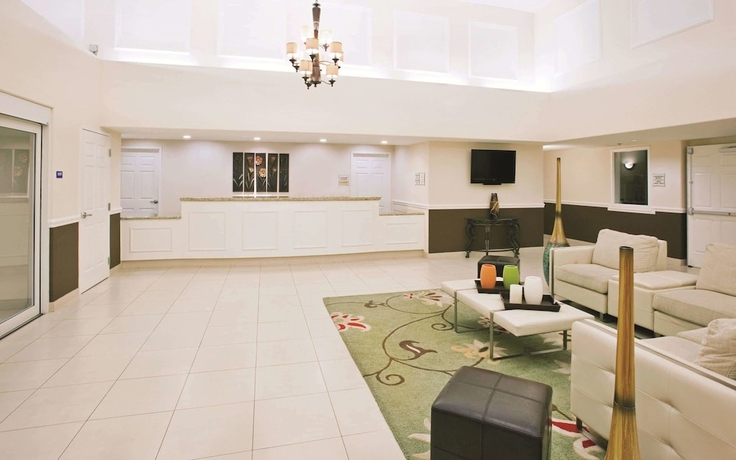 Imagen de los interiores del Hotel La Quinta Inn and Suites By Wyndham Fowler. Foto 17
