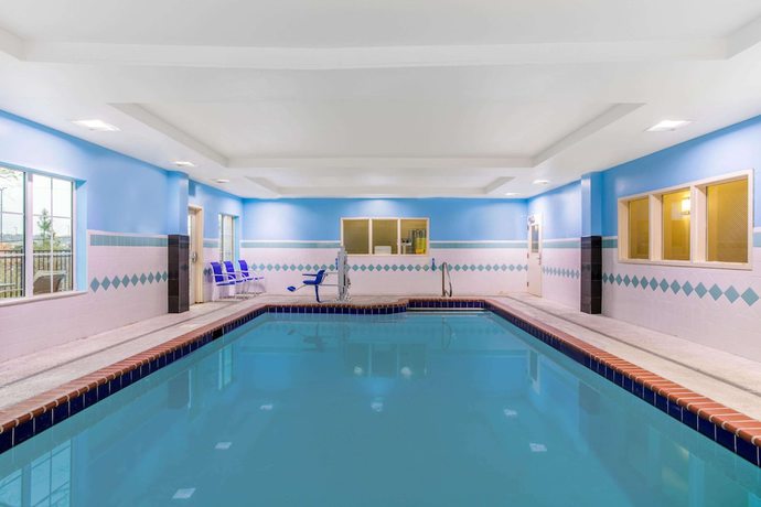 Imagen de la piscina del Hotel La Quinta Inn and Suites By Wyndham Fultondale Birmingham N. Foto 20